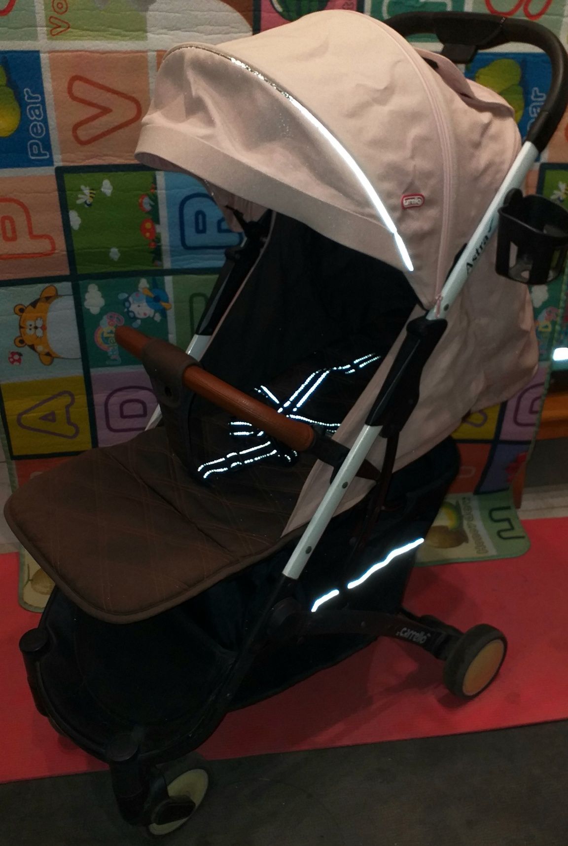 Продам детскую прогулочную коляска компактно складываеться почти новая