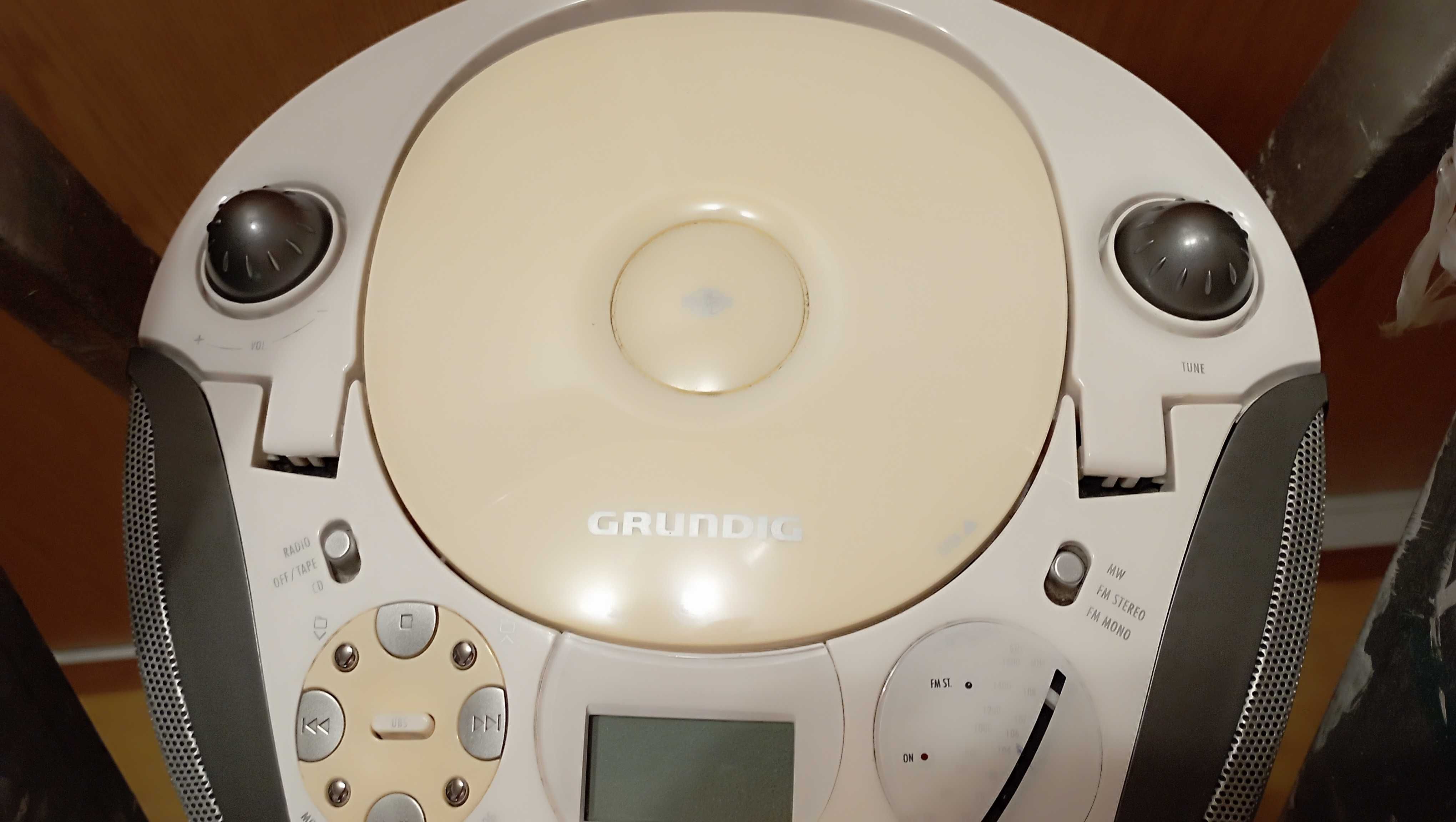 Rádio vintage portátil com CD, K-7 e rádio FM da Grundig