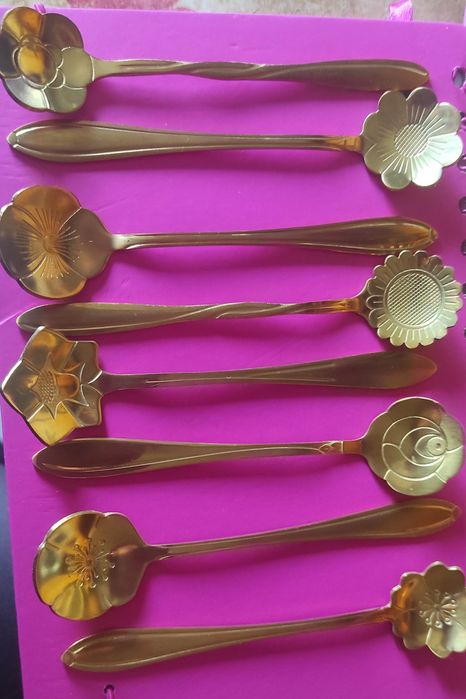 Oito colheres douradas, VENDIDAS em aço inoxidável, em formato de flor