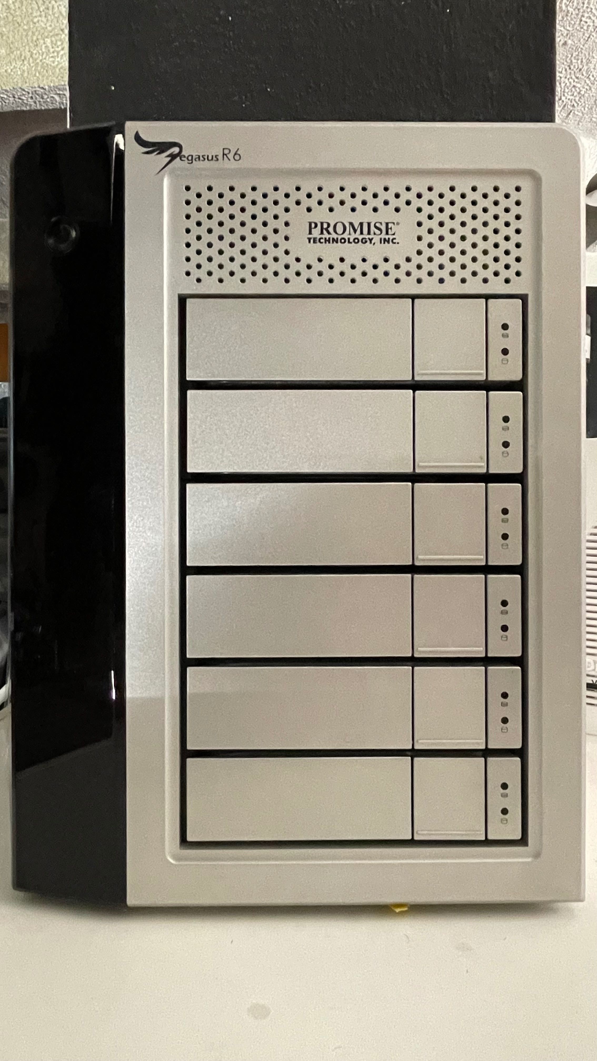 Array de discos externo Thunderbolt Promise Pegasus R6 12TB