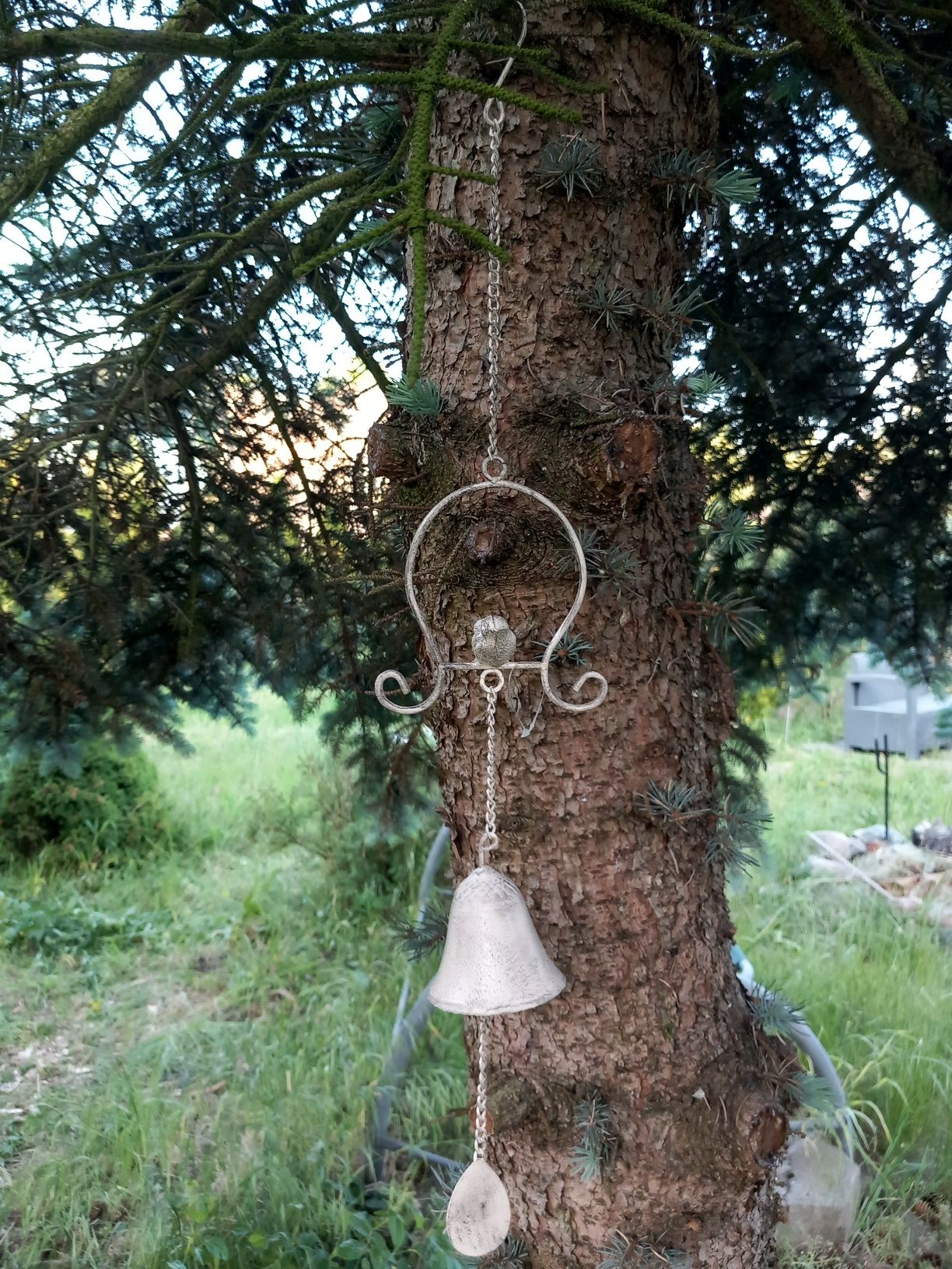 Dzwonek żeliwny z ptaszkiem