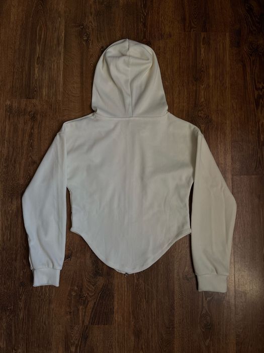 Жіночий костюмчик з акцентом на талії