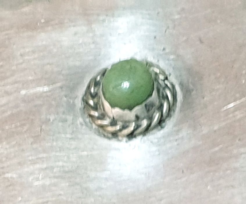 Antiga pequena caixa em prata contrastada com jade