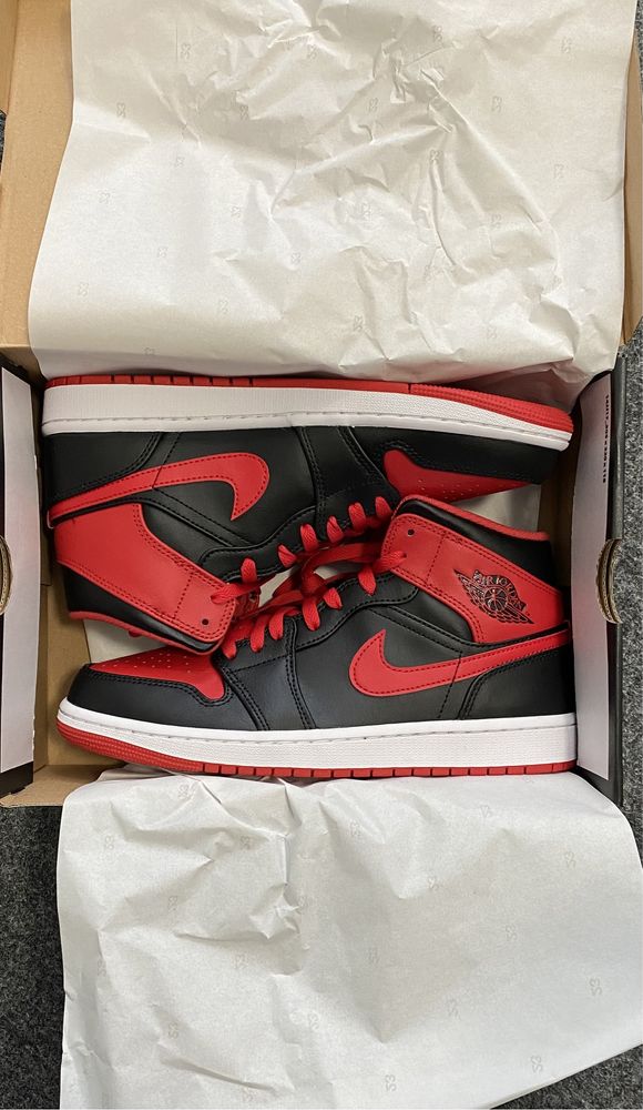 Air Jordan 1 Mid Alternate Bred