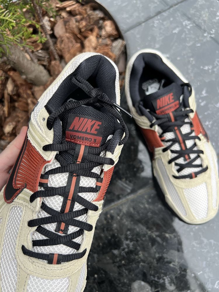 Оригінальні кросівки Nike Zoom Vomero 5 HF1553-201