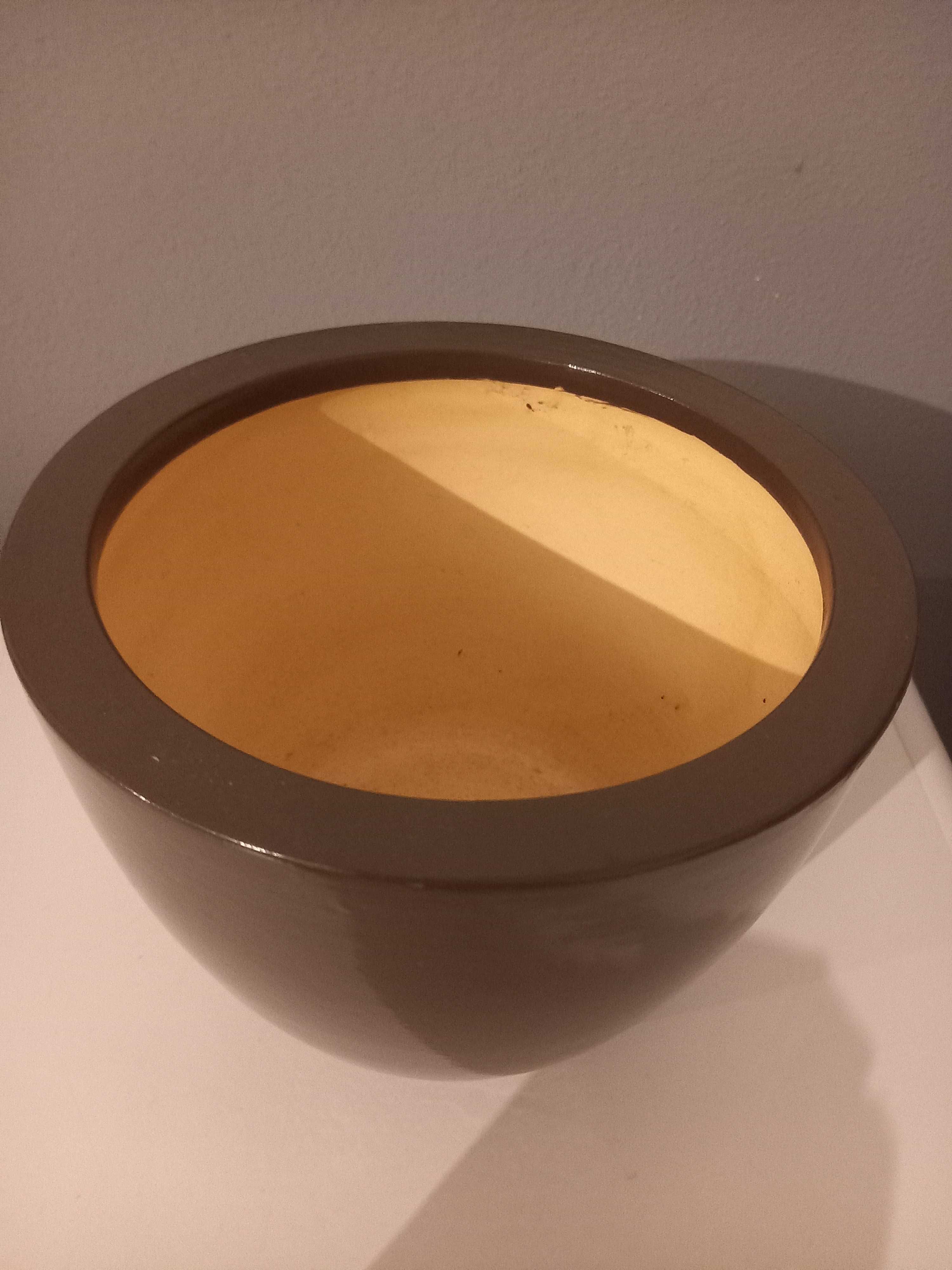 Vaso castanho em cerâmica vidrado