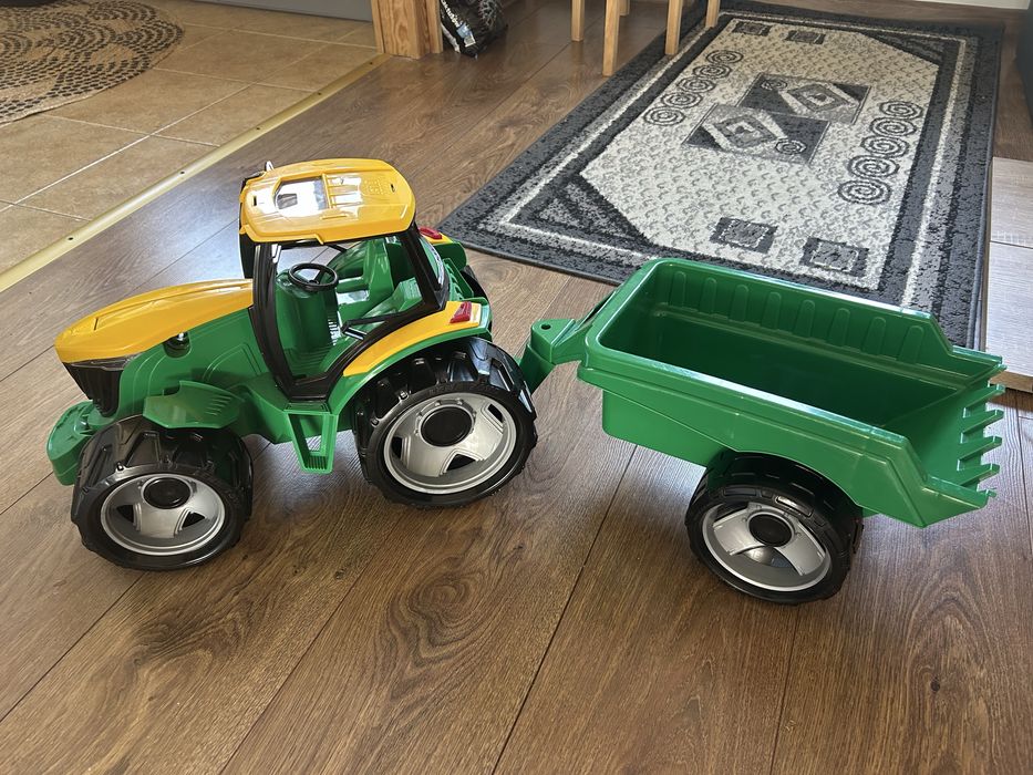 Duzy traktor z przyczepa