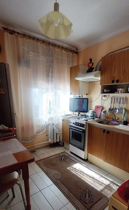 Здам двухкімнатну квартиру в районі площі з меблями і технікою