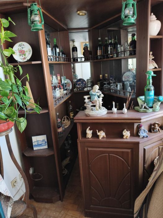 Bar de canto em madeira