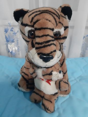 Мягкая игрушка  - тигр с малышом.