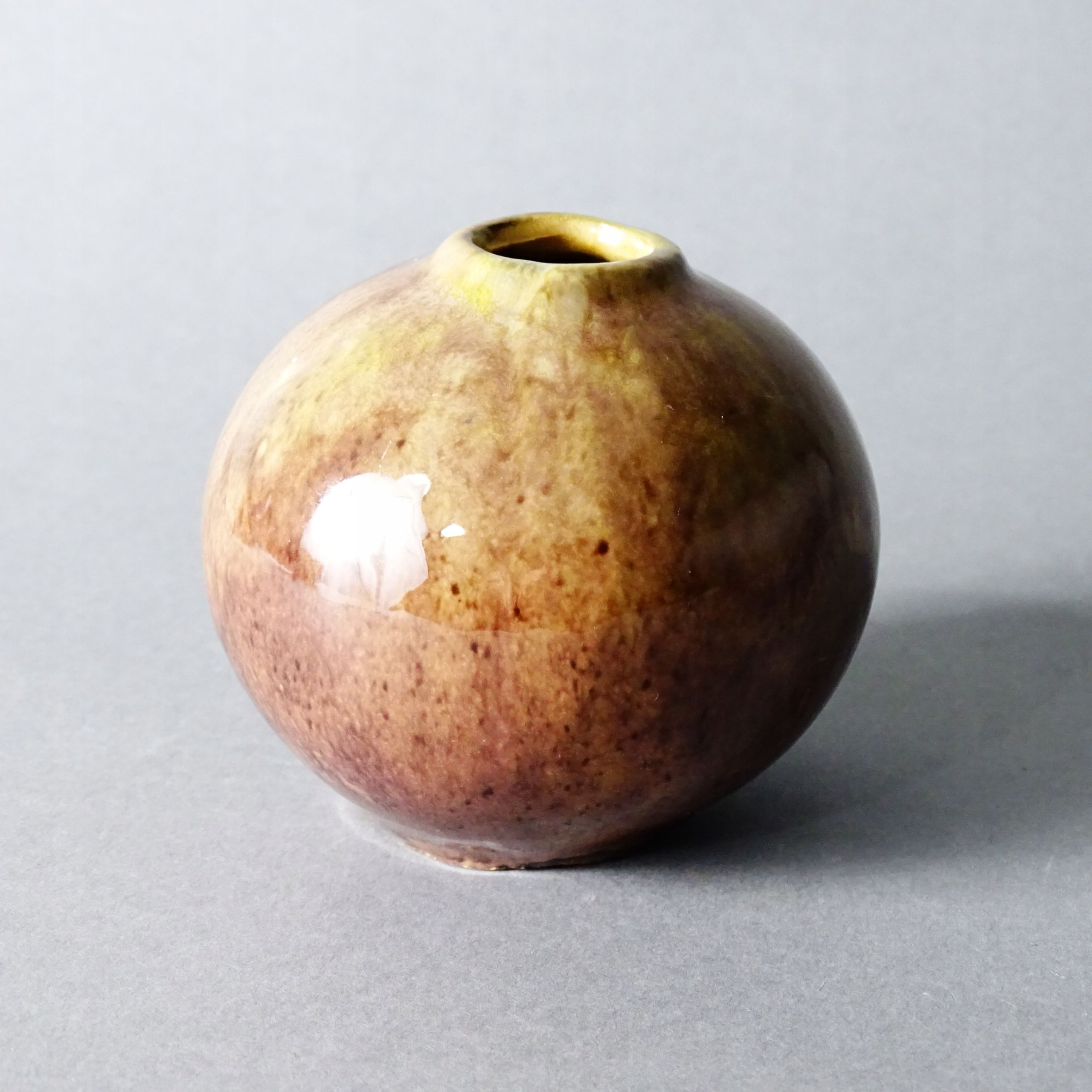 stary surowy wazonik ceramiczny