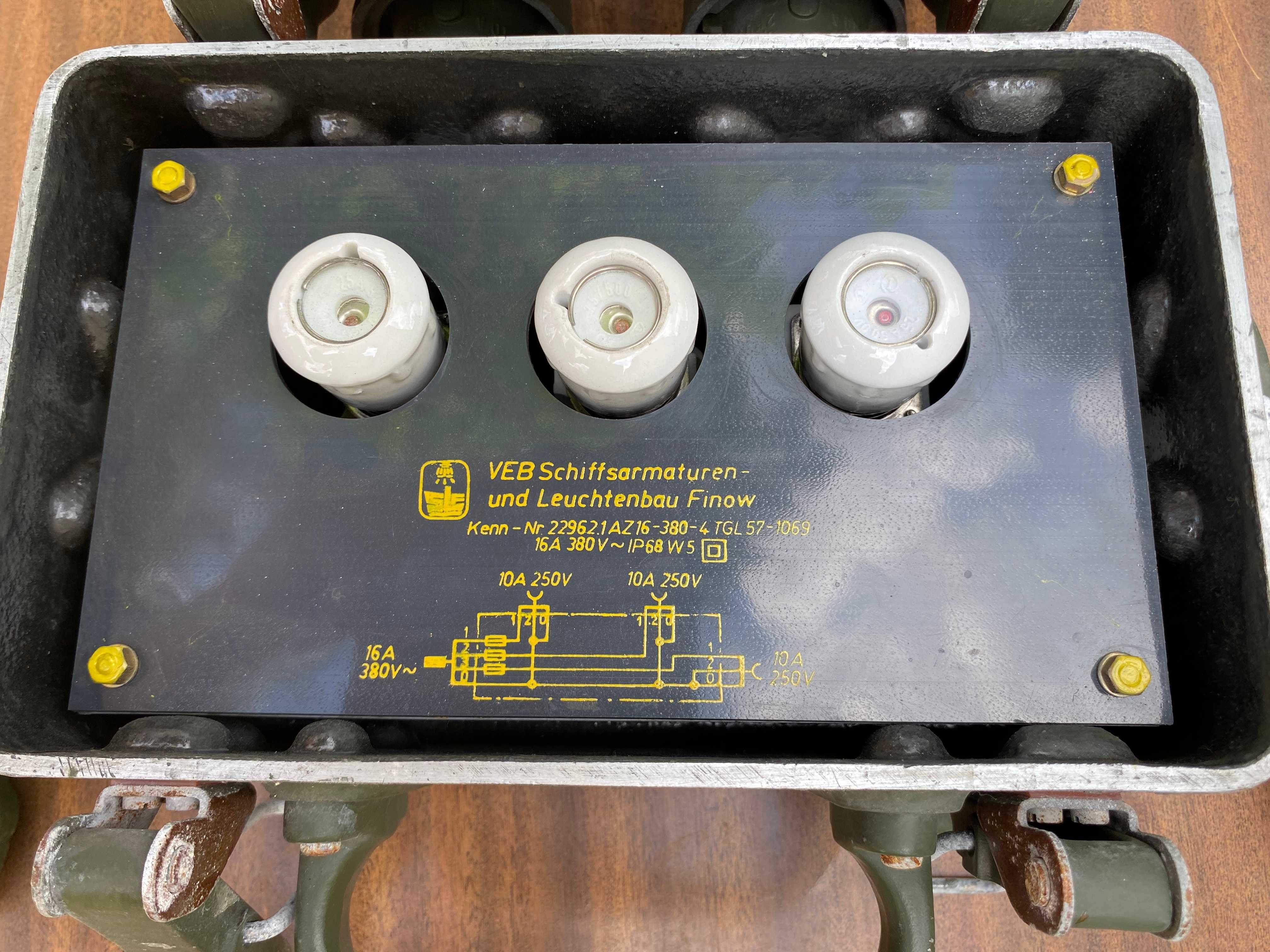 Rozdzielnia elektryczna polowa z przejściem.