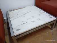 Três mesas quadradas com tampo de mármore  66x66 cm, 26 cm altura