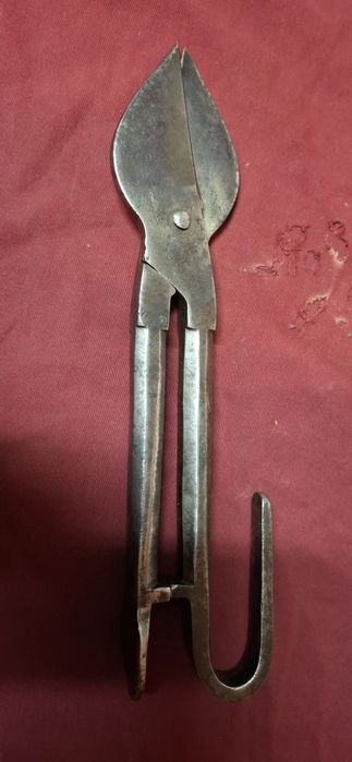 Antiga e grande tesoura de cortar chapa