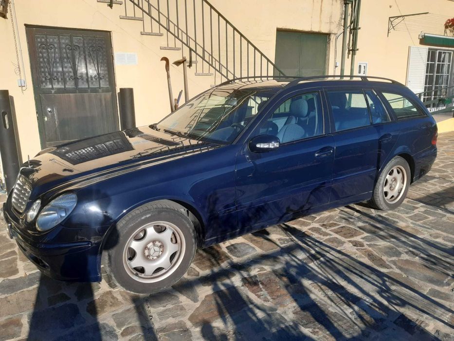 "Mercedes-Benz 220: Elegância e Performance ao Seu Alcance!"