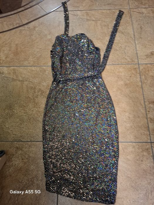 Piękna sukienka błyszcząca, lejąca