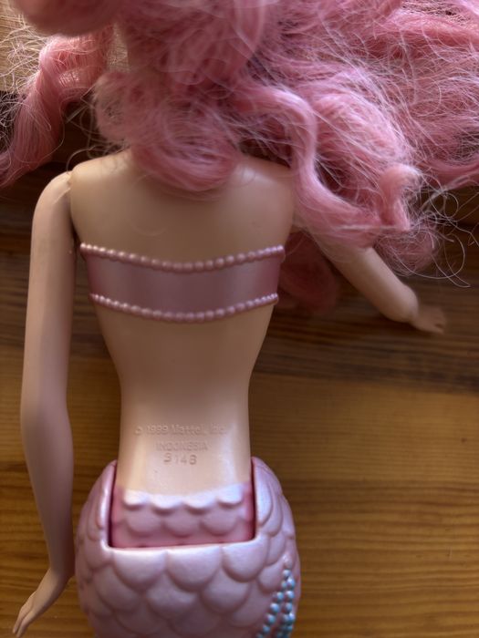 Barbie sereia com tons rosa e em ótimo estado