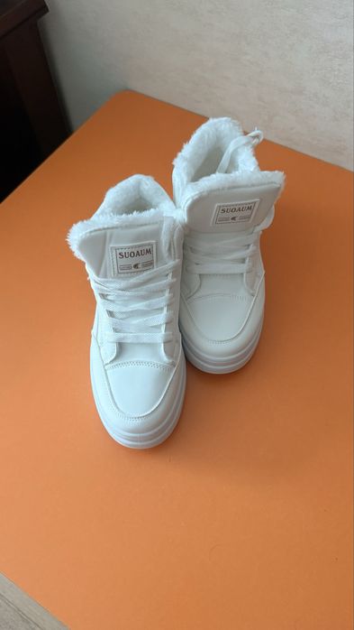 Кросівки жіночі високі