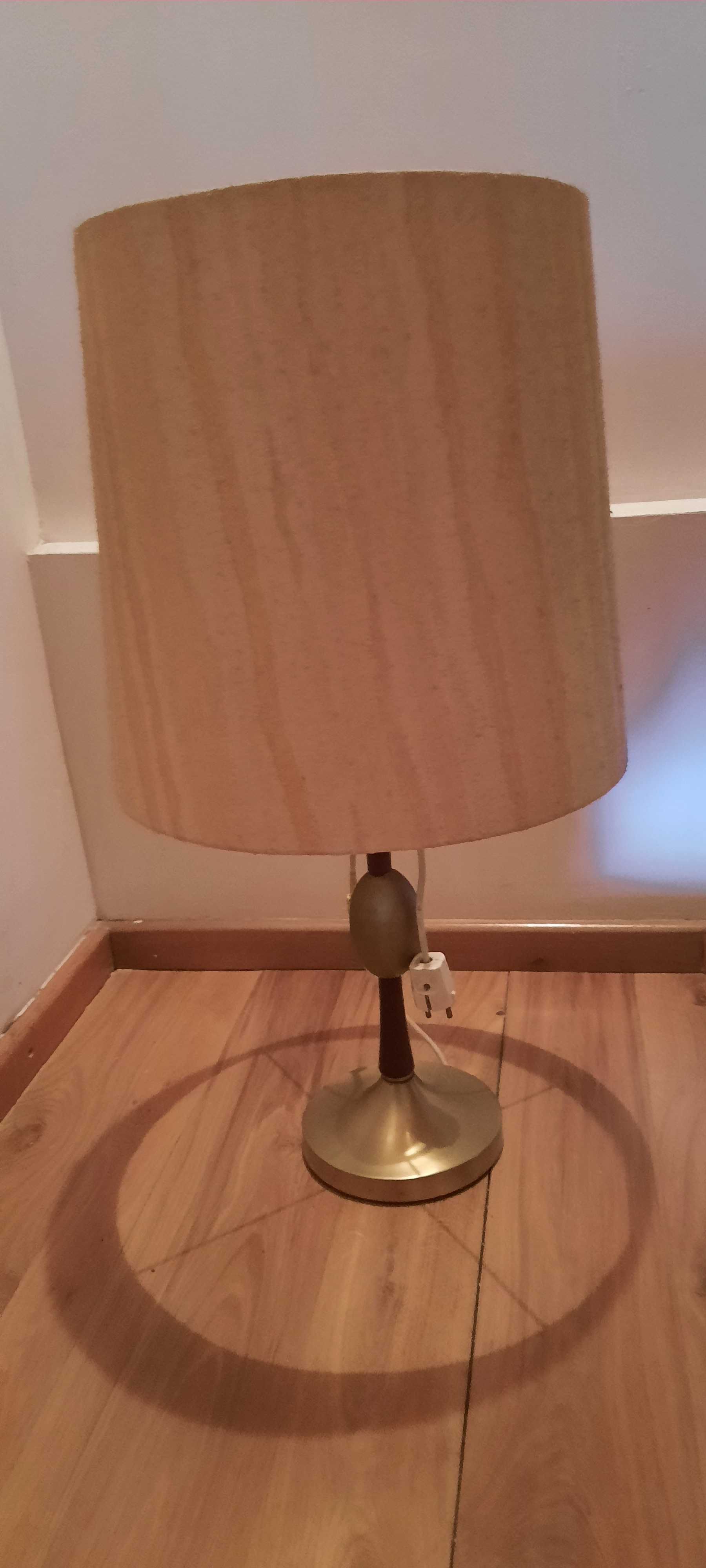 2 duze lampy z duzymi kloszami