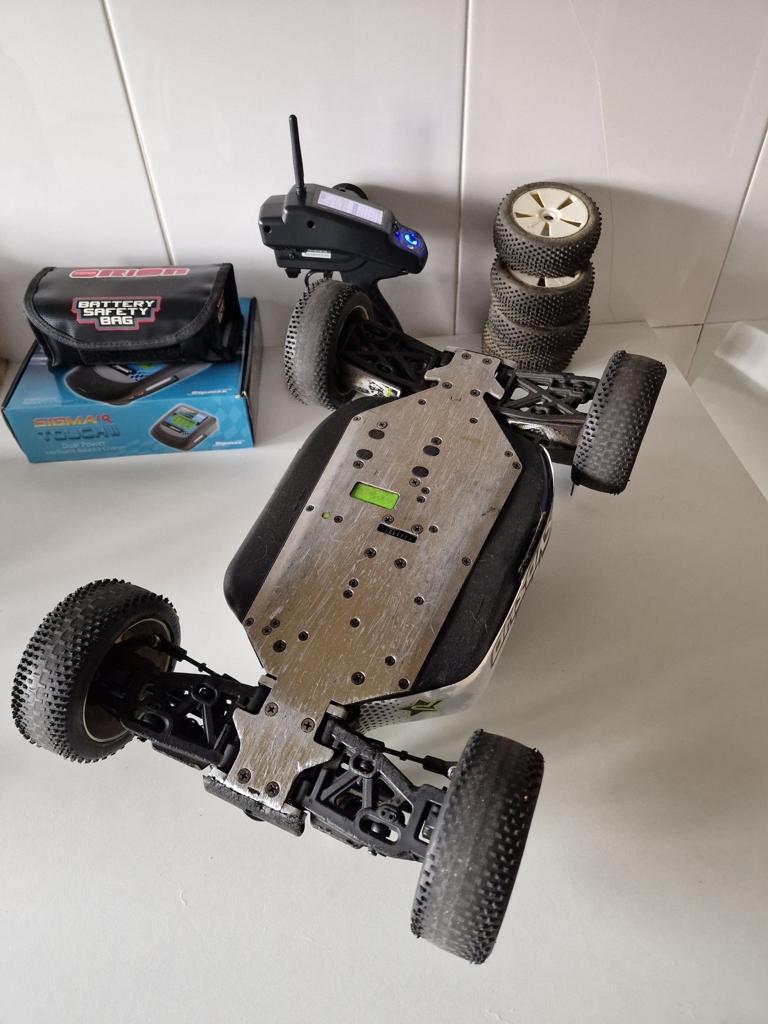 Kyosho MP9e , Rádio Futaba 4PLS , 2x baterias, carregador e suporte