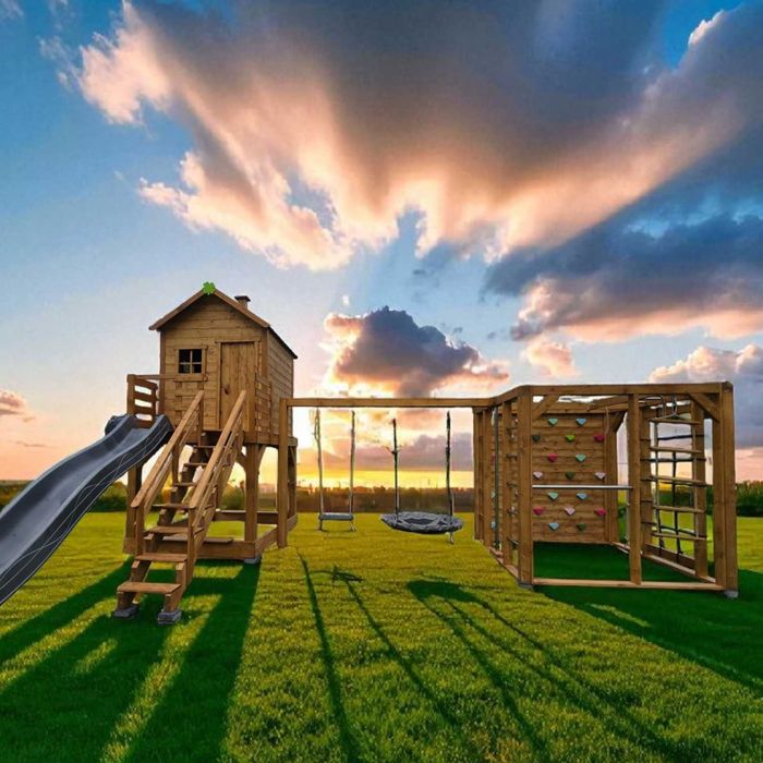Domek prosty/krzywy z małpim gajem i huśtawkami