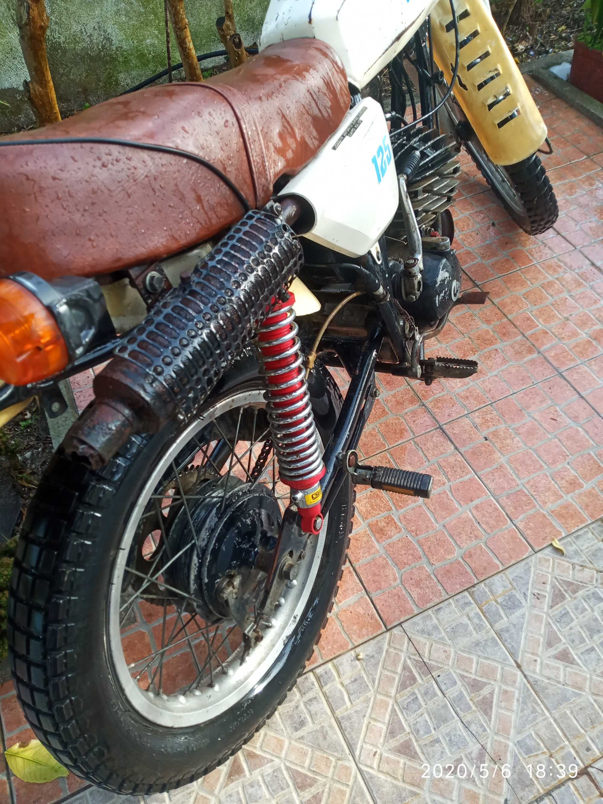 Casal 125 K276, de 1984, com documentos