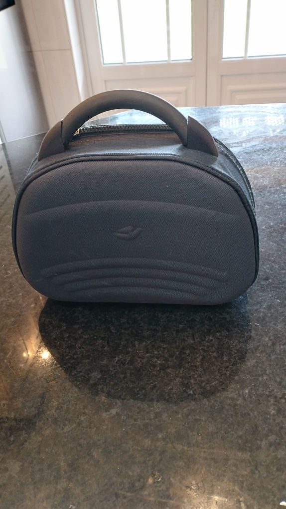 Malinha de viagem com alguns artigos de higiene