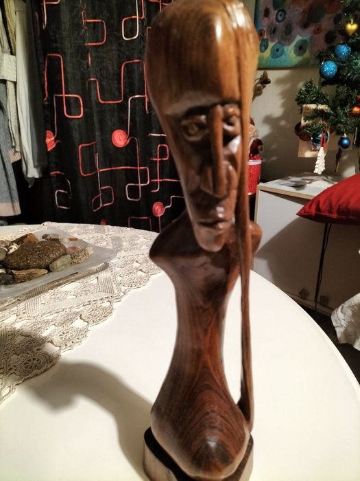 Estátua em madeira, assinada