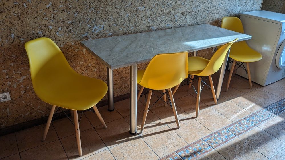 Продам стіл кухонний 60х160см. на металевих ніжках, жовті стільці