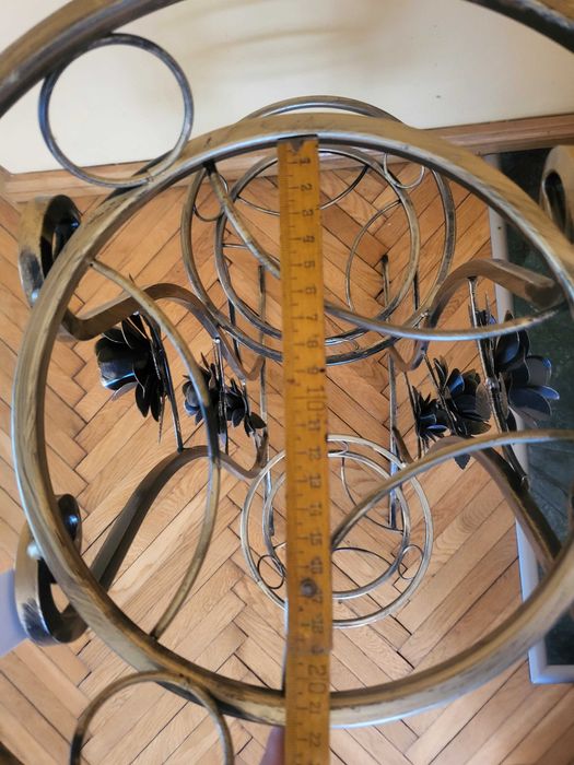 Śliczny kwietnik metalowy na 3 doniczki z motywami róży.