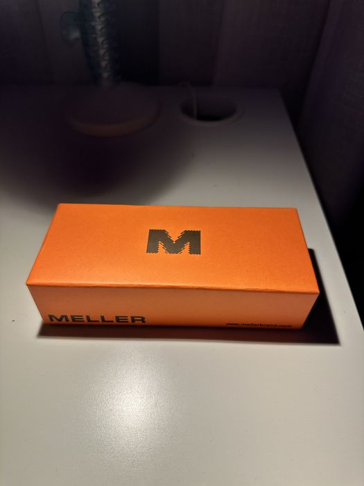 Óculos pretos com lentes azuis