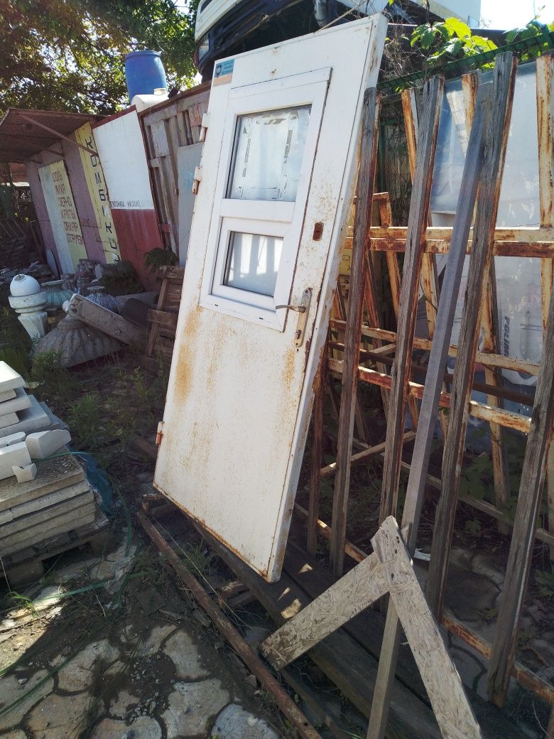 Продаю дверь металлический бронированный с коробом,с металлопластиковы