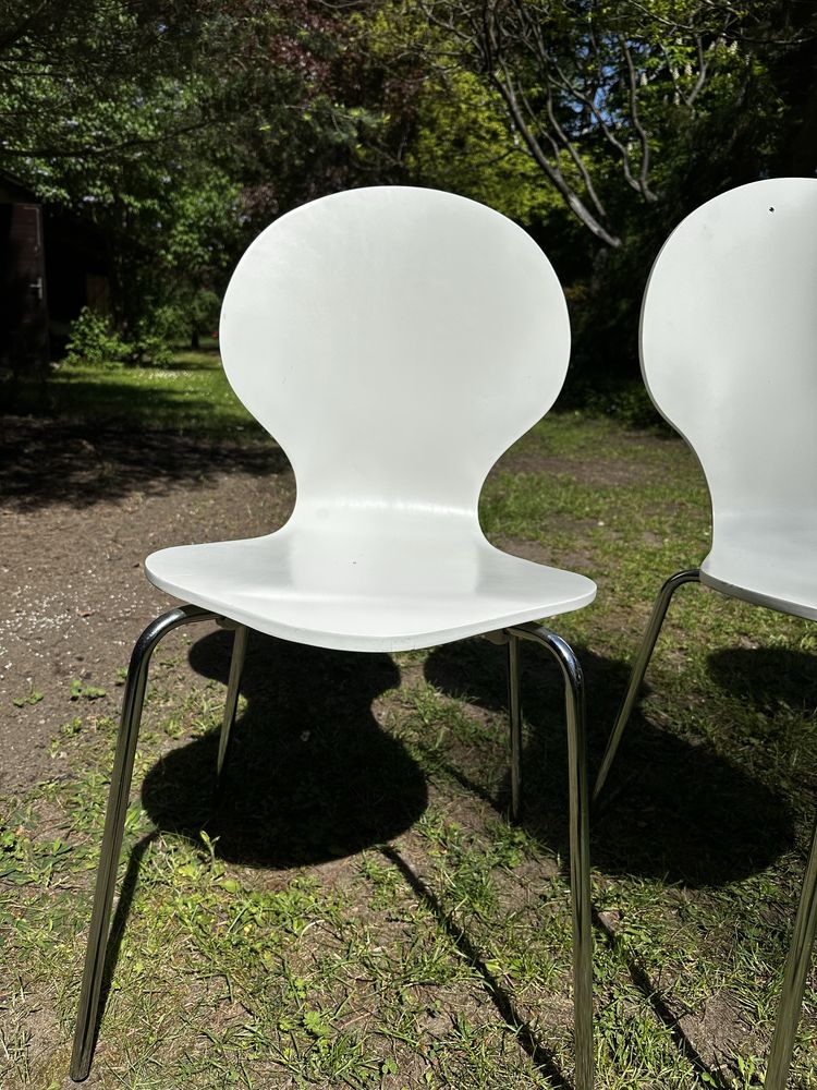 Minimalistyczne, białe, duńskie krzesła w stylu arne jacobsen
