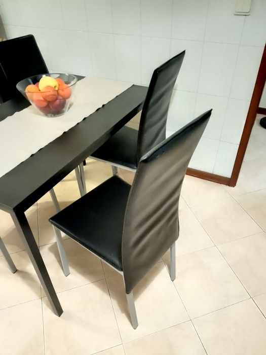 Mesa de jantar com 4 cadeiras – em excelente estado!