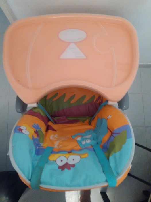 Cadeira de refeição Fisher Price.