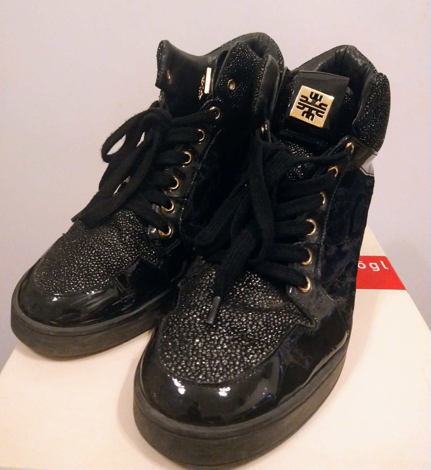 Czarne lakierowane sneakersy na koturnie Högl roz.37
Czarne buty sport