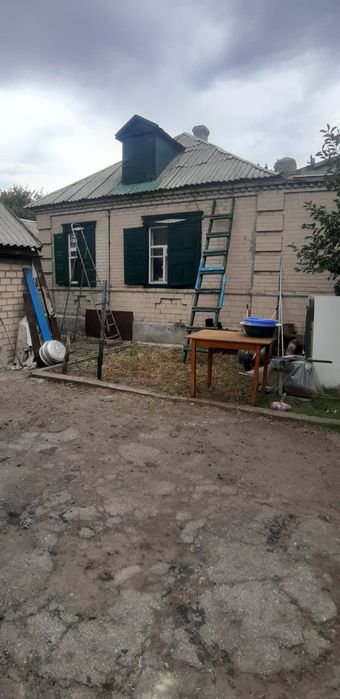 Капітальний будинок.Широка фасадна частина .Яворницьке