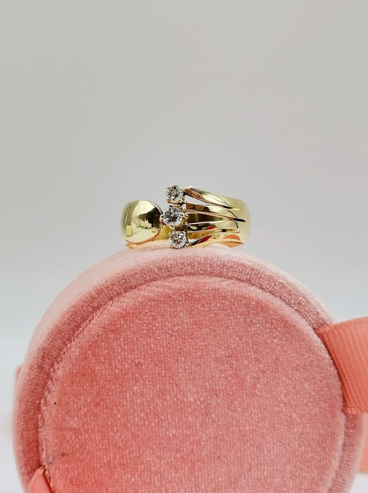 Złoty pierścionek z brylantami, 2 różne boki.