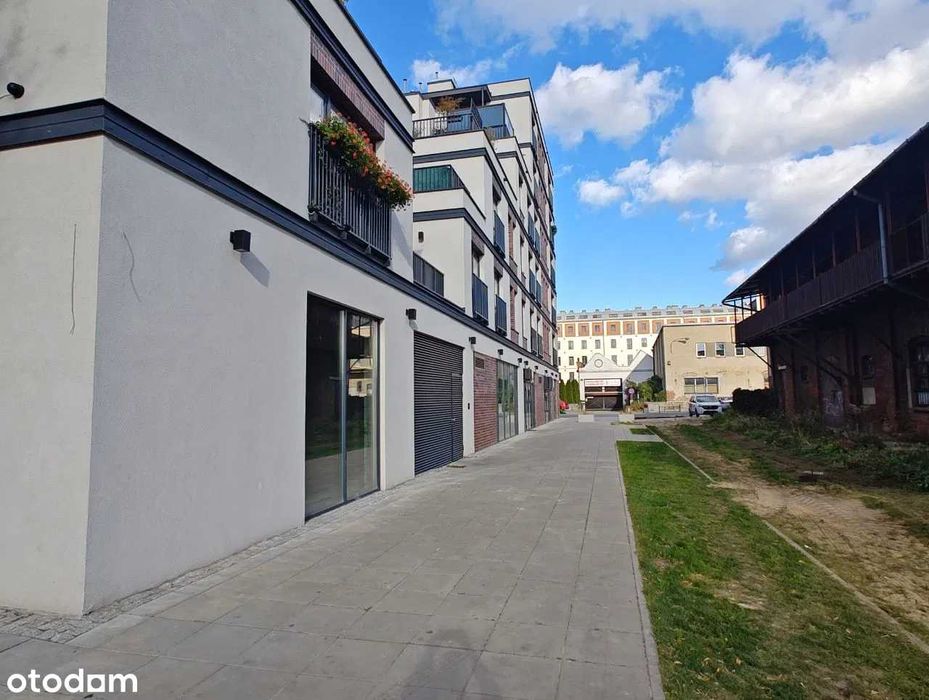 Lokal usługowy w samym centrum ,przy stawie, idealny pod gastronomie .