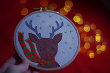 Obrazek ręcznie haftowany w tamborku, wianek, handmade