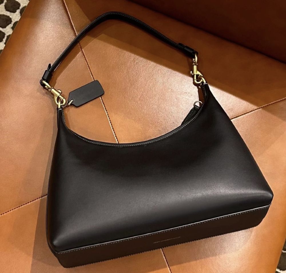 Шкіряна сумка COACH Juliet Half Moon Shoulder Bag