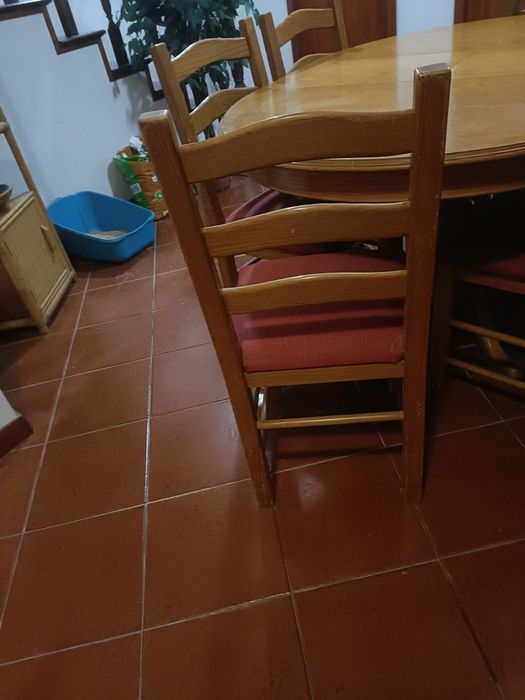 Mesa com seis cadeiras