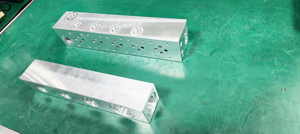 Blok zaworowy hydrauliczny, kolektor, frezowanie,toczenie CNC 3D