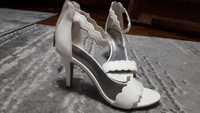 Босоніжки білі на каблуку, сандалі, весільне взуття.