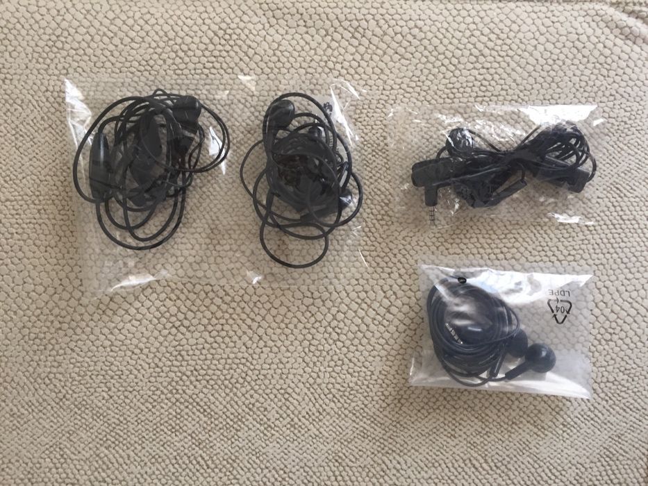 Equipamento Variado de Telecomunicações + 16 CDs e 8 Capas para CD