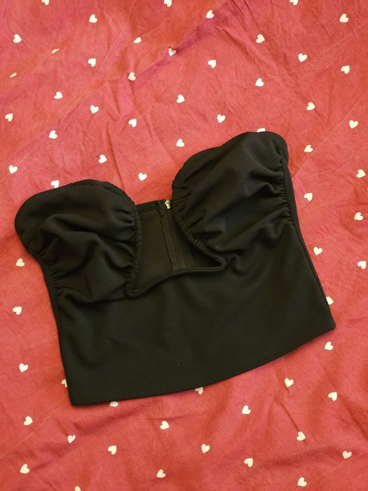 Czarny crop top bez ramiączek Stradivarius