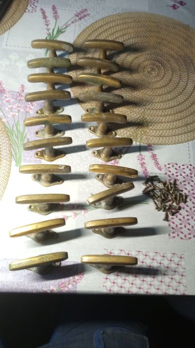 Stara mosiężna klamka okienna