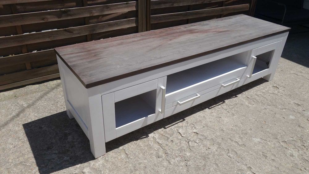 Biała drewniana szafka RTV niska solidna