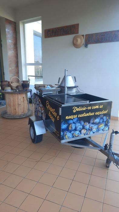Vendedor Assador de Castanhas  Assadas  tradicional