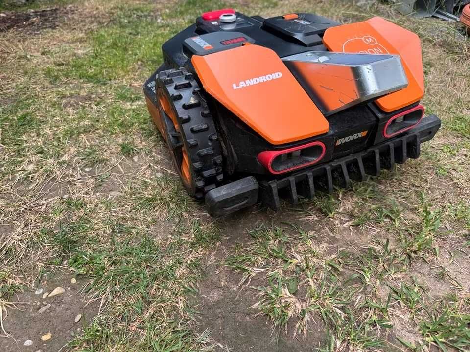 Samojezdny robot koszący Worx Landroid Vision M800 ze śladami używania